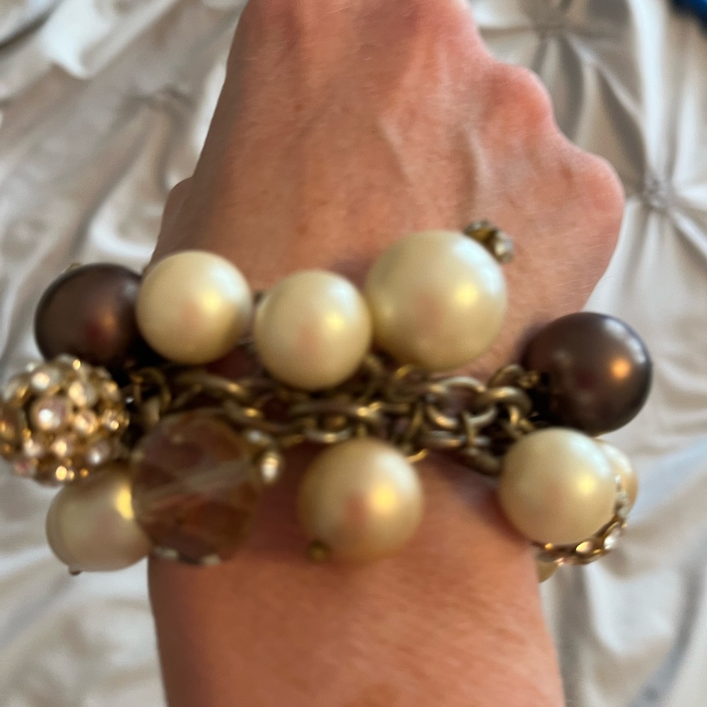 Elegant Pearl and Gold Bracelet
